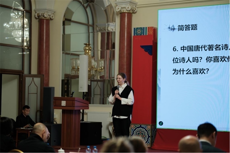 參賽選手現(xiàn)場(chǎng)答題。 俄羅斯國(guó)立人文大學(xué)孔子學(xué)院供圖