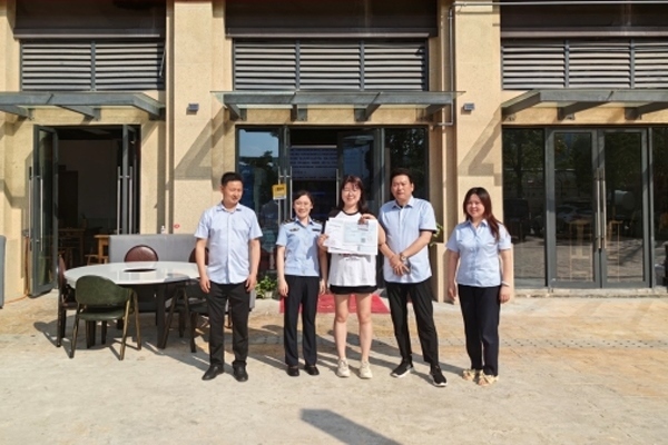 當?shù)毓ぷ魅藛T上門為經(jīng)營者送來了證件。蒼溪縣行政審批和數(shù)據(jù)局供圖