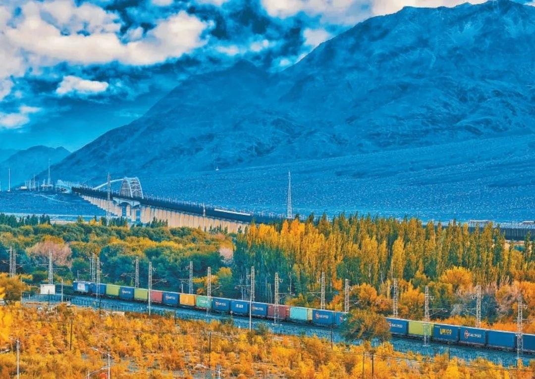 2013年，隨著共建“一帶一路”倡議提出，中歐班列應運而生。今年11月20日，第十萬列中歐班列正式出境。截至目前，中歐班列累計運送貨物超1100萬標箱、貨值超4200億美元，貨物品類達53大類5萬余種。圖為中歐班列行駛在新疆烏魯木齊達坂城濕地。擺風亮 攝（新華社發(fā)）