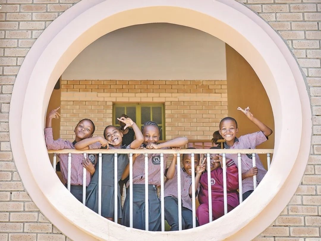 位于博茨瓦納南部的莫帕尼小學是中國援建的現(xiàn)代化學校，當?shù)貎和慕逃龡l件因此得到改善。圖為莫帕尼小學課間休息的學生們。新華社記者 韓旭 攝