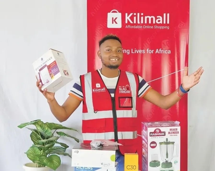 隨著“絲路電商”國際合作深入推進，共建“一帶一路”國家雙多邊數(shù)字貿(mào)易規(guī)則對接不斷強化。借助“絲路電商”合作機制，肯尼亞主播迪克森·恩甘加在當?shù)刂辈ж洝⑼袂?攝（新華社發(fā)）