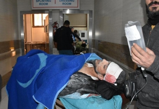 11月29日，在敘利亞阿勒頗，傷者被送往醫(yī)院接受治療。新華社發(fā)