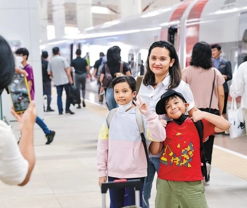 雅萬高鐵是我國在境外完成全過程勘察設計建設的首個高鐵項目，于去年10月17日正式開通運營，是中印尼共建“一帶一路”合作的典范。圖為乘客在和雅萬高鐵動車組合影留念。新華社記者 徐欽 攝