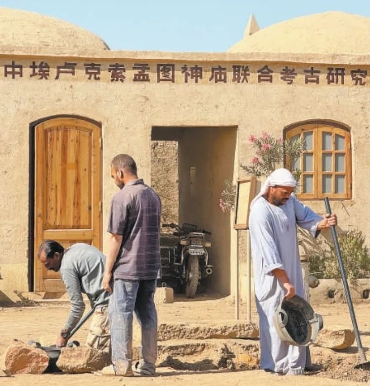 中埃（及）盧克索孟圖神廟聯(lián)合考古項目在考古發(fā)掘、文物保護等方面，不斷統(tǒng)一技術標準，互學互鑒理念方法，推動神廟實地景象和出土文物重現(xiàn)于世人面前。圖為工作人員在項目現(xiàn)場進行發(fā)掘清理工作。新華社記者 王東震 攝