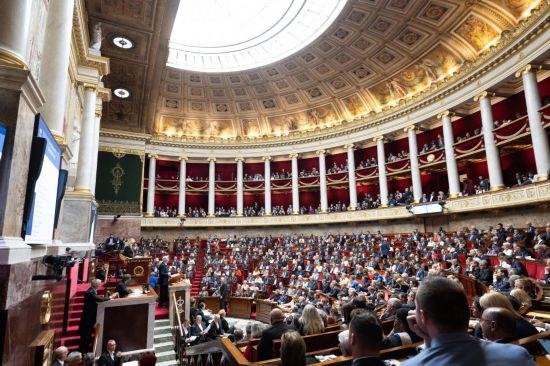 10月1日，法國總理巴尼耶在位于巴黎的法國國民議會發(fā)表演講。新華社發(fā)（杰克·陳攝）