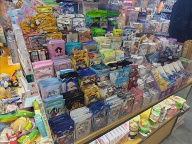 北京某文具店卡牌盲盒柜臺，未設相關提醒。人民網(wǎng)記者 黃鈺攝