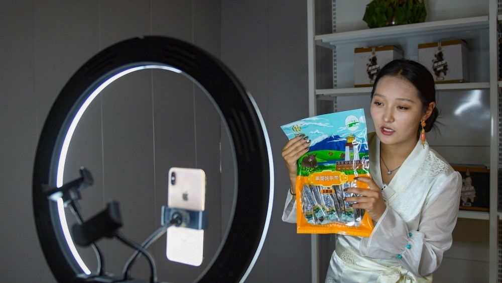 9月24日，果洛藏貢麻村村民多杰吉在進(jìn)行網(wǎng)絡(luò)帶貨直播。（潘彬彬 攝）