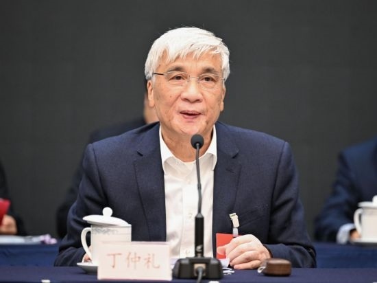 全國(guó)人大常委會(huì)副委員長(zhǎng)、歐美同學(xué)會(huì)會(huì)長(zhǎng)丁仲禮作工作報(bào)告