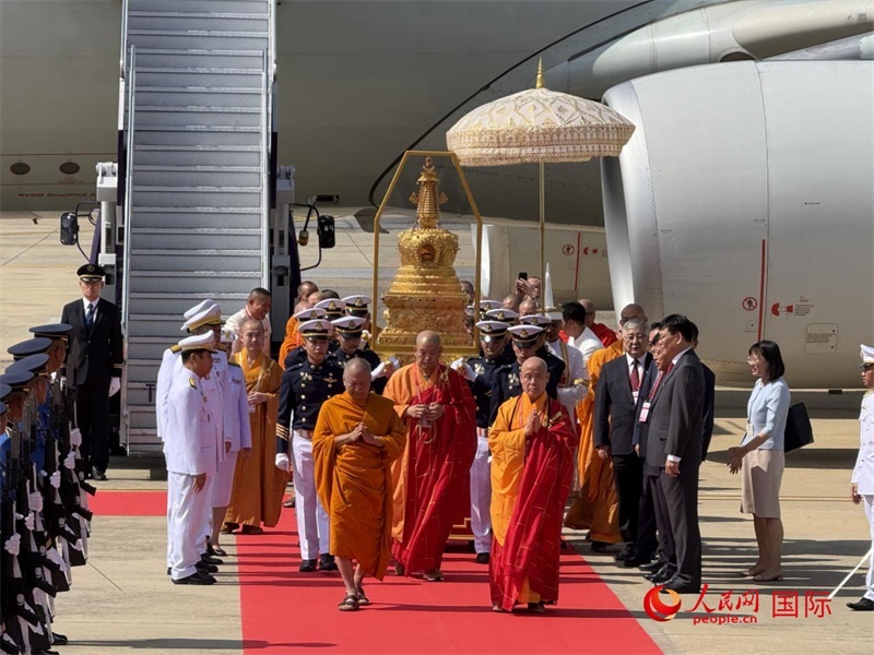 北京靈光寺佛牙舍利抵達(dá)泰國(guó)曼谷廊曼軍用機(jī)場(chǎng)。人民網(wǎng)記者章念生攝
