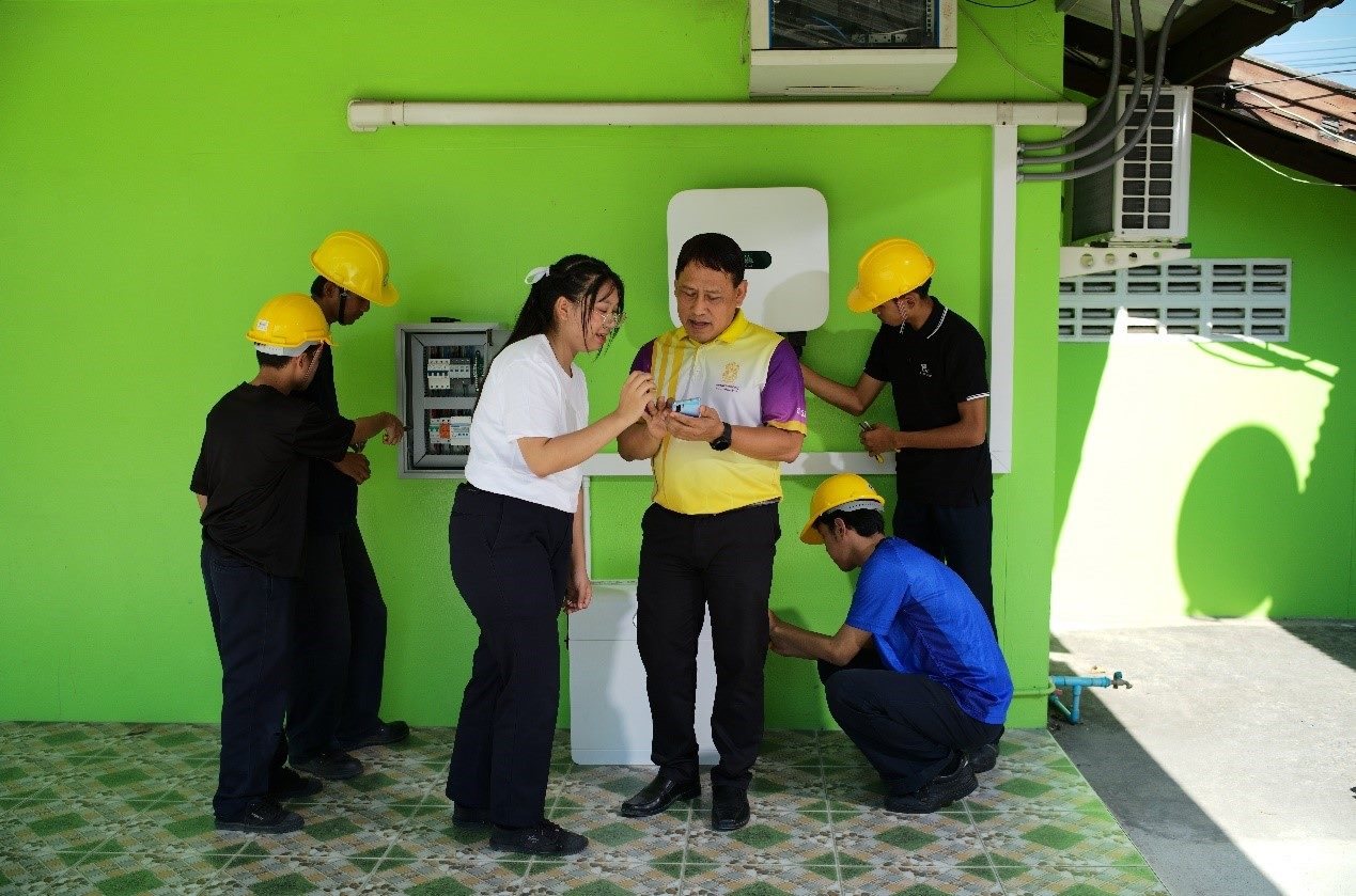 工作人員為當?shù)靥﹪蠋熤v解說明。主辦方供圖