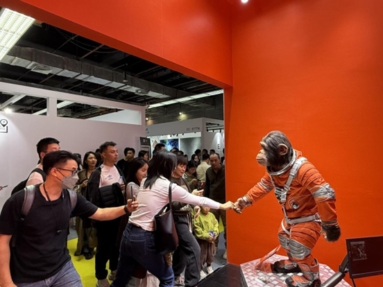 本土原創(chuàng)公司JIN ARTS帶領(lǐng)仿生機(jī)器人亮相廣州設(shè)計(jì)周11號(hào)館。（受訪者供圖）