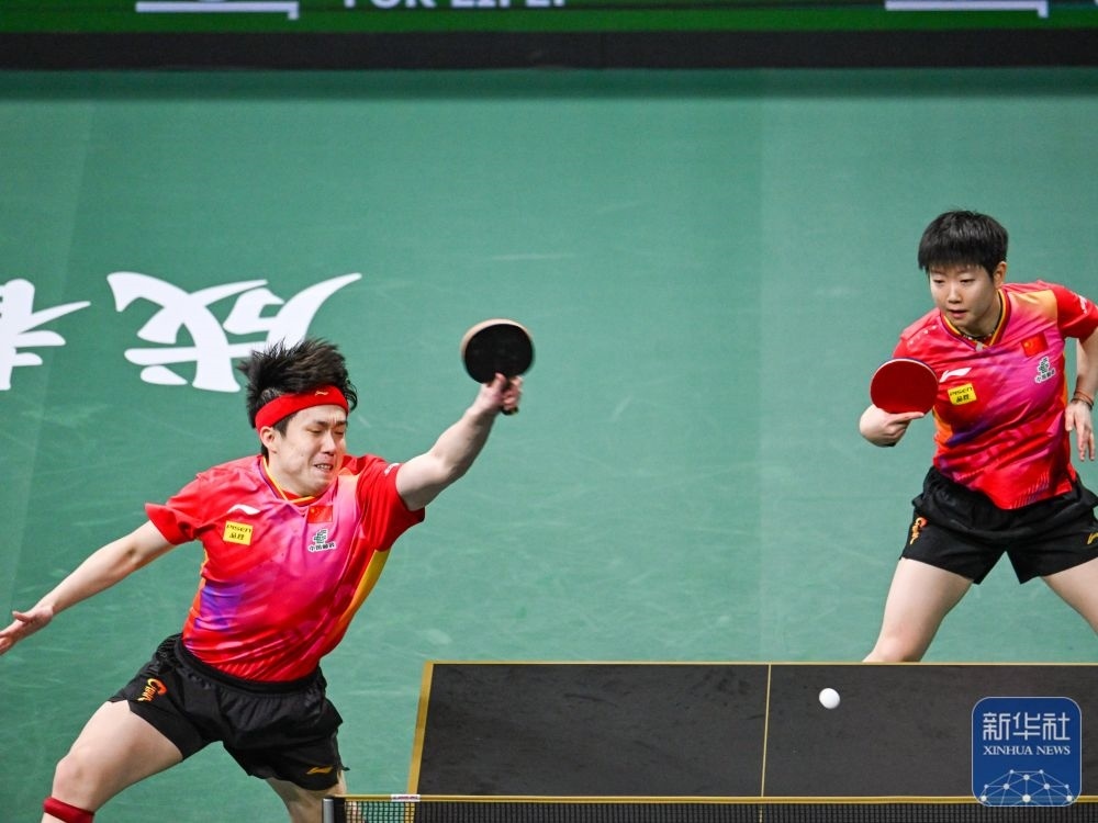 ↑中國隊組合王楚欽（左）/孫穎莎在混雙比賽中。新華社記者 王曦 攝