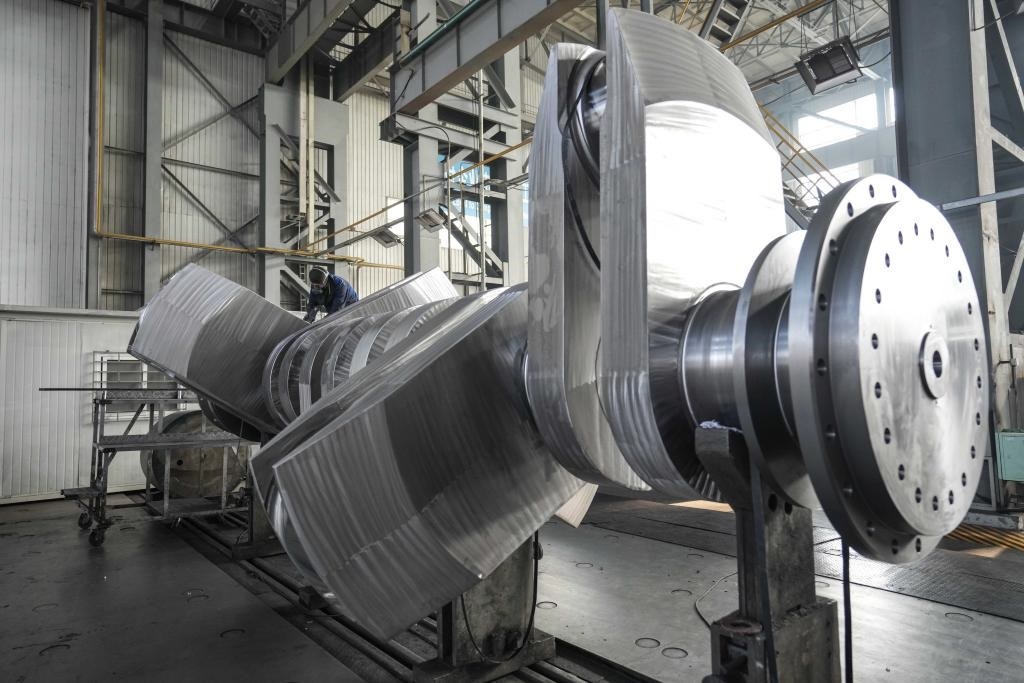 2024年1月11日，工人在大連華銳船用曲軸有限公司加工車間加工產(chǎn)品。新華社記者 潘昱龍 攝