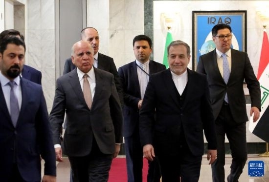 12月6日，伊拉克副總理兼外長(zhǎng)侯賽因（中左）在巴格達(dá)會(huì)見(jiàn)伊朗外長(zhǎng)阿拉格齊（中右）。新華社發(fā)（哈利勒·達(dá)伍德攝）