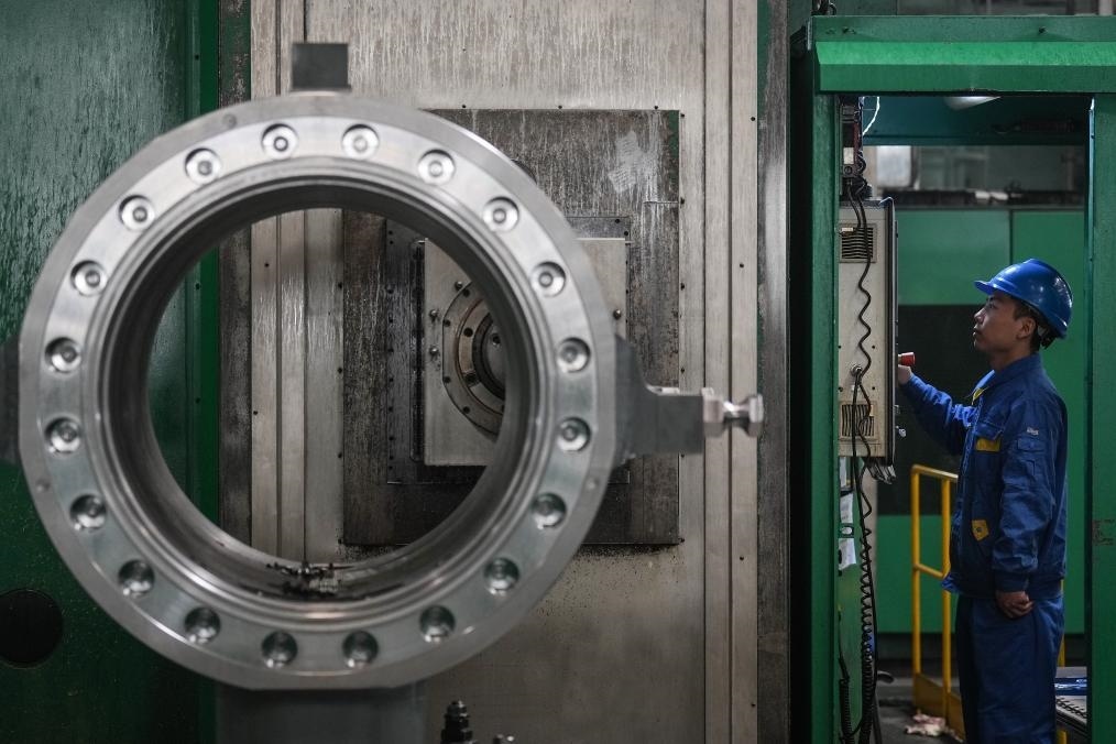 2023年2月14日，沈陽(yáng)鼓風(fēng)機(jī)集團(tuán)股份有限公司的工人在車間工作。新華社記者 潘昱龍 攝