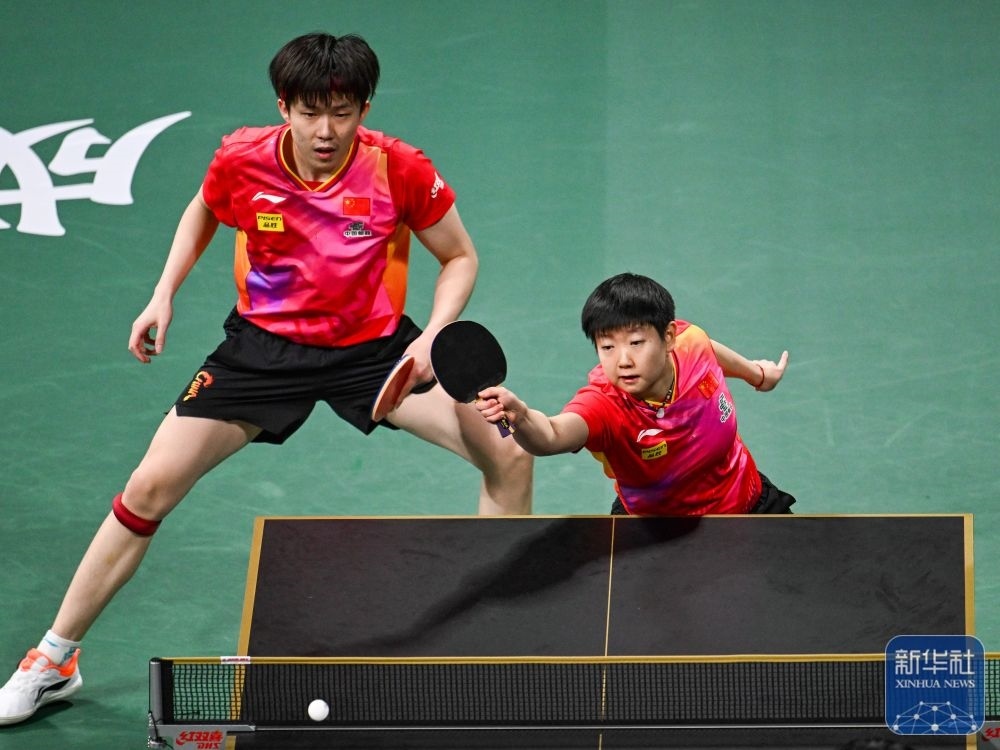 ↑中國隊組合王楚欽/孫穎莎（右）在混雙比賽中。新華社記者 王曦 攝