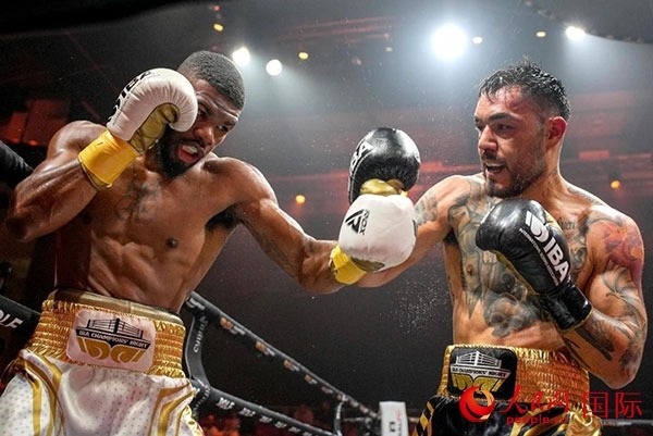 來自剛果民主共和國的帕特里克·穆卡拉（右）獲得了非洲80公斤級冠軍。人民網 塔里克·易卜拉欣攝