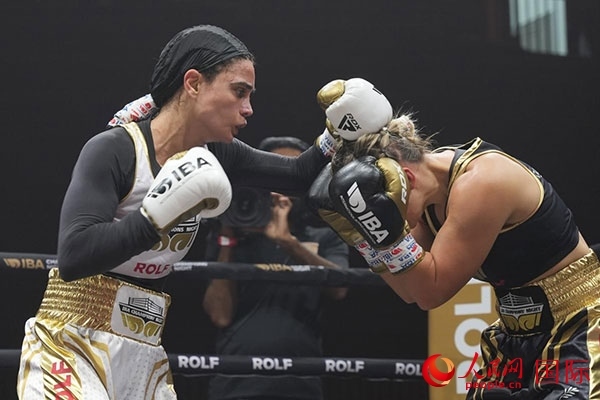 來自伊朗和羅馬尼亞的女選手進行了墊場賽。人民網 塔里克·易卜拉欣攝