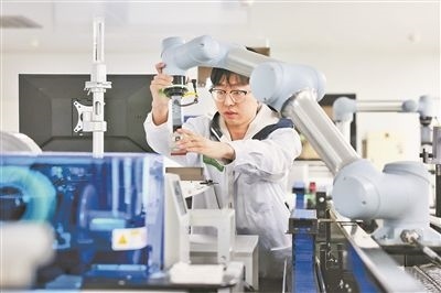 廣東省深圳市科研人員在實(shí)驗(yàn)室調(diào)試智能機(jī)器人。視覺(jué)中國(guó)供圖