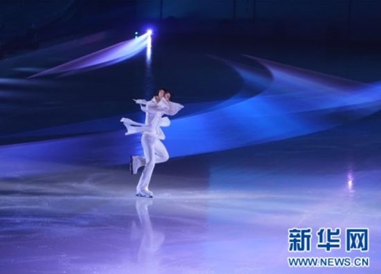 圖為羽生結(jié)弦在表演中。記者 錢錚 攝