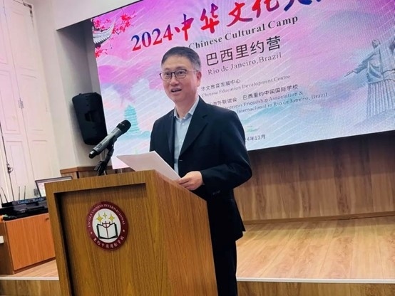 里約中國(guó)國(guó)際學(xué)校代董事長(zhǎng)尹霄敏在閉營(yíng)儀式上致辭?；顒?dòng)主辦方供圖