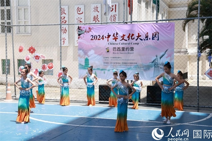 傣族舞蹈《金色的孔雀》以優(yōu)美的動(dòng)作贏得觀眾喝彩。人民網(wǎng)記者 陳海琪攝