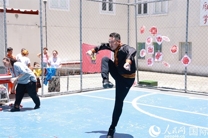 塔吉克舞蹈《夢(mèng)想》通過靈動(dòng)的舞姿展現(xiàn)了塔吉克族對(duì)美好生活的向往，仿佛帶領(lǐng)觀眾走進(jìn)了帕米爾高原。人民網(wǎng)記者 陳海琪攝