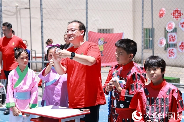 趣味數(shù)學(xué)節(jié)目以富有創(chuàng)意的數(shù)字游戲和魔尺變幻為亮點(diǎn)，激發(fā)了孩子們的數(shù)學(xué)思維與想象力。人民網(wǎng)記者 陳海琪攝