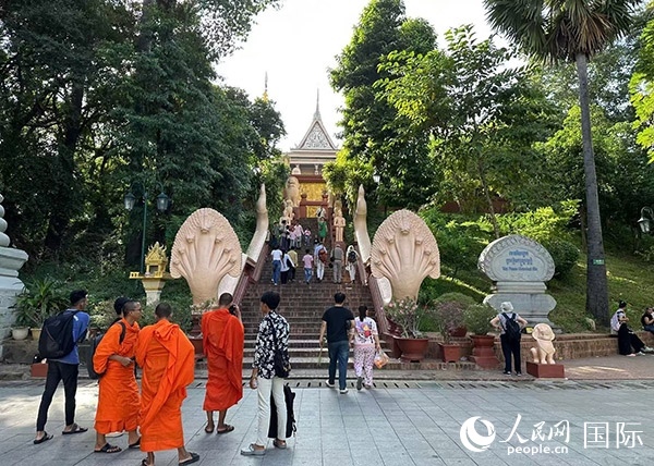 游客在金邊塔山寺游玩。人民網(wǎng)記者 簡承淵攝