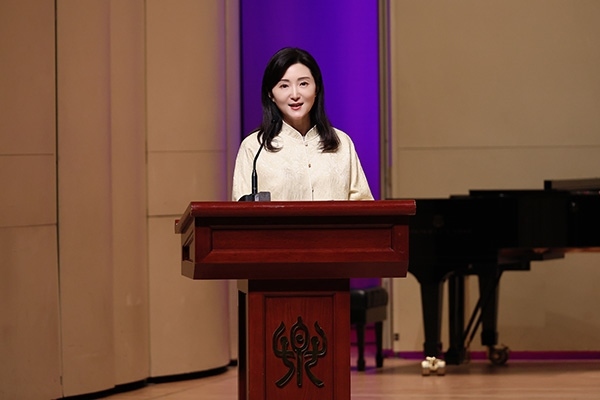 中央音樂學(xué)院黨委書記、中國民族管弦樂學(xué)會胡琴專業(yè)委員會會長于紅梅致辭。中國民族管弦樂學(xué)會胡琴專業(yè)委員會供圖