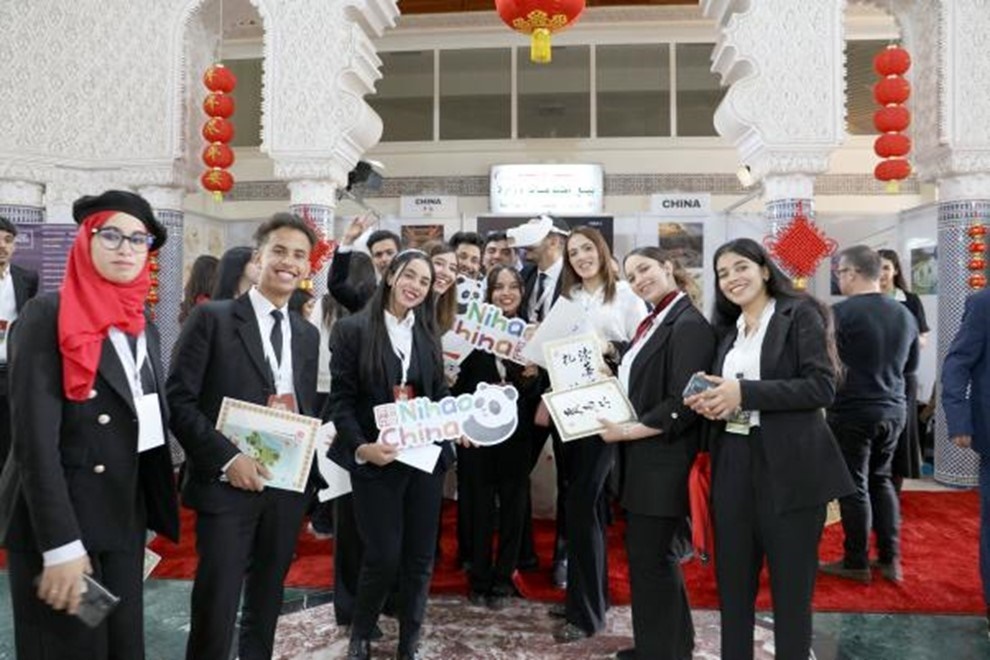 當(dāng)?shù)孛癖娛殖帧澳愫茫≈袊笔峙坪嫌?。拉巴特中國文化中心供圖