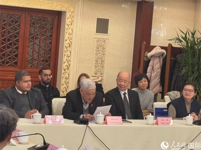 老一輩赴古留學(xué)生代表徐世澄在座談會上發(fā)言。人民網(wǎng)記者 趙健攝