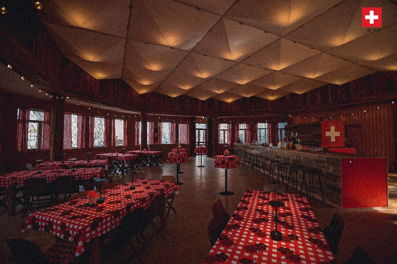 瑞士小木屋內(nèi)飾采用瑞士紅、森林棕與雪山白三種主色調(diào)，營造出自然與現(xiàn)代交融的氛圍。瑞士使館供圖