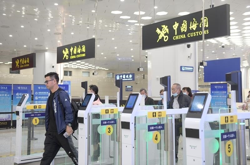 △2024年2月29日，旅客從橫琴口岸過關(guān)。
