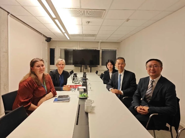 中國(guó)駐瑞典大使崔愛(ài)民會(huì)見(jiàn)瑞典聯(lián)合國(guó)教科文組織全國(guó)委員會(huì)秘書長(zhǎng)。中國(guó)駐瑞典大使館供圖