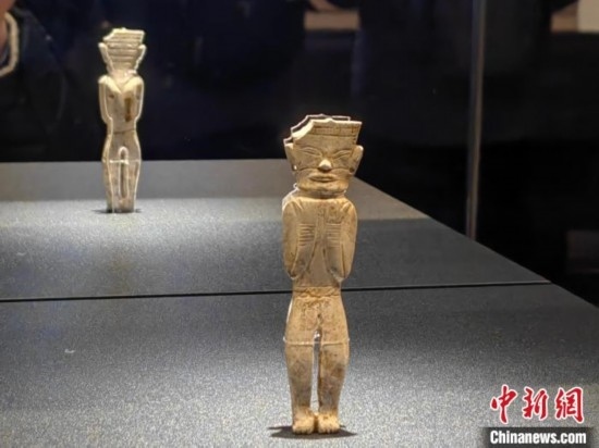 12月14日，“文明先鋒—凌家灘文化玉器展”在故宮博物院文華殿開幕。圖為展覽現(xiàn)場的立姿玉人。 中新社記者 應妮 攝