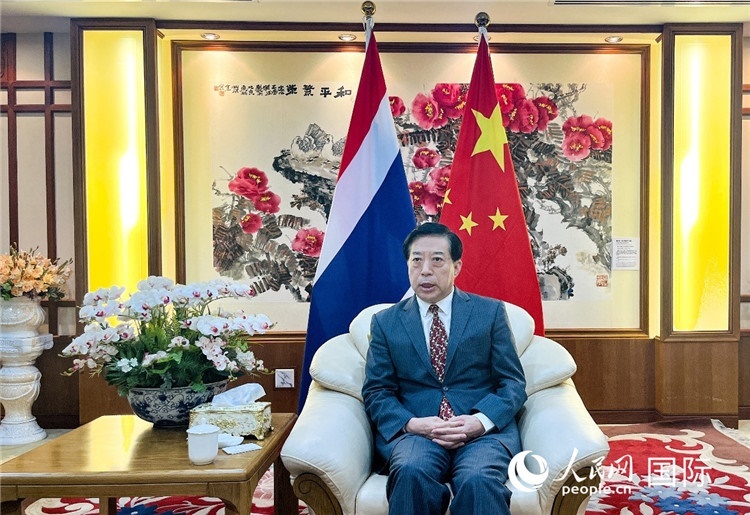 2024年12月10日，中國駐泰國大使韓志強在泰國曼谷接受中國—東盟中心（ACC）組織的“多彩東盟：2024年中國媒體東盟行”媒體團采訪。人民網(wǎng)記者 羨江楠攝