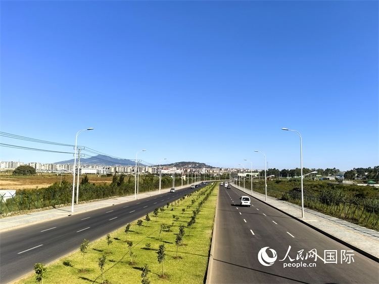 新近完工的埃塞俄比亞卡里提環(huán)線—布爾布拉—克林圖公路遠(yuǎn)景。張洪衛(wèi)攝