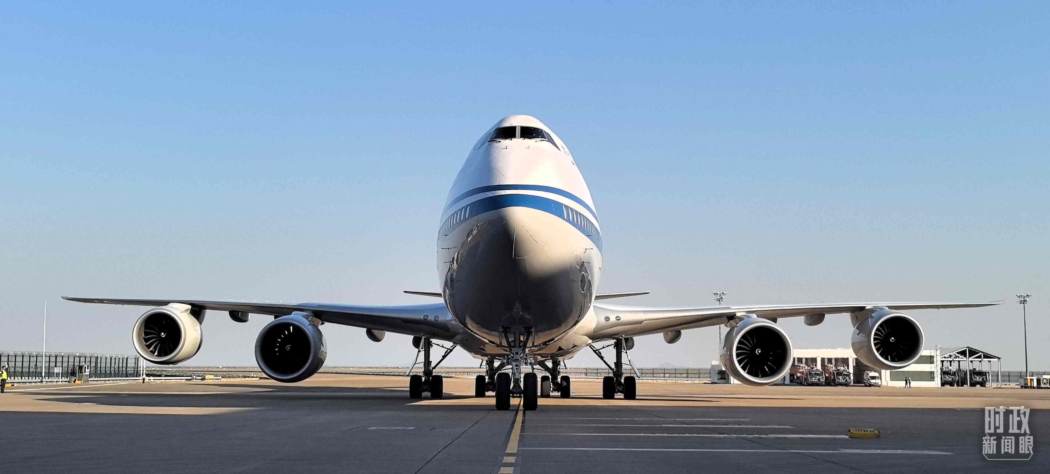 △習(xí)主席專機(jī)抵達(dá)澳門國(guó)際機(jī)場(chǎng)。（總臺(tái)央視記者王子杭拍攝）