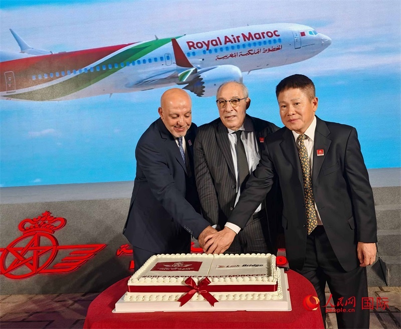 中摩雙方嘉賓共同切蛋糕，慶祝兩國直飛復航。人民網(wǎng)記者 李琰攝