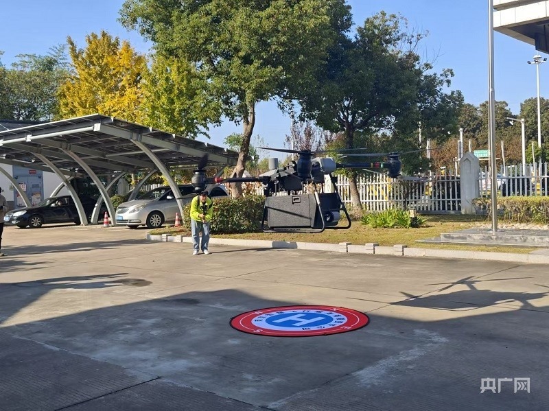 南京殷巷收費(fèi)站裝載500張通行卡的無人機(jī)起飛(央廣網(wǎng)記者 王錫斐 攝)