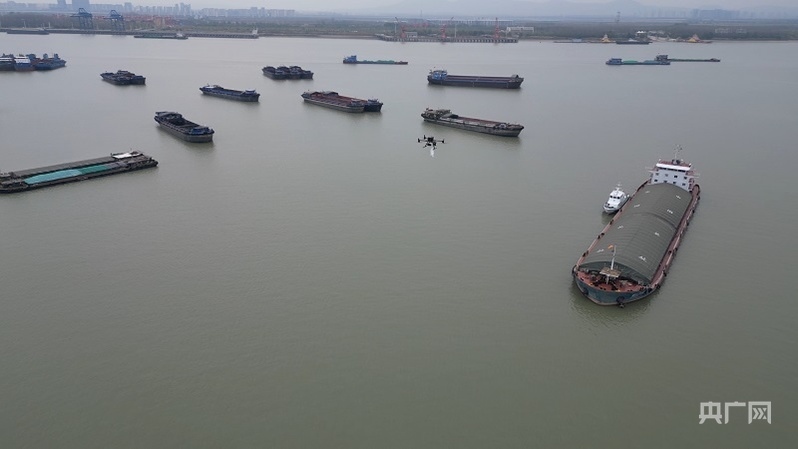 無人機(jī)在給長(zhǎng)江船只送貨(央廣網(wǎng)發(fā) 劉劍忠 攝)
