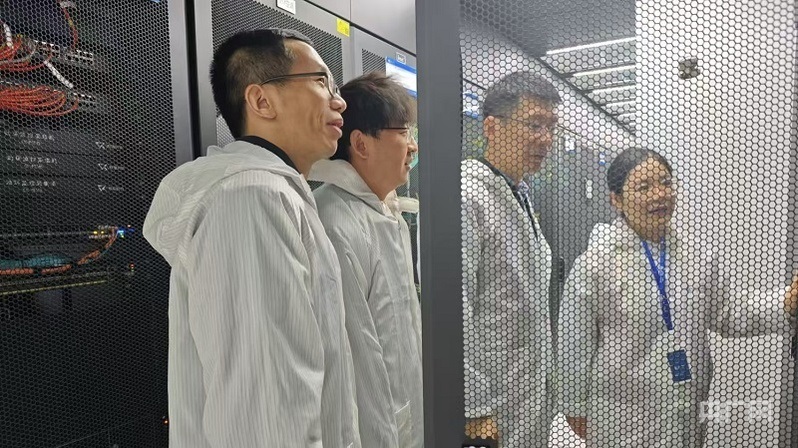 陳平平和團(tuán)隊(duì)在實(shí)驗(yàn)室設(shè)備機(jī)房開展創(chuàng)新網(wǎng)絡(luò)測(cè)試驗(yàn)證(央廣網(wǎng)記者 王錫斐 攝)