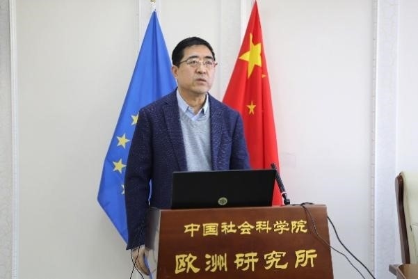 中國社會科學(xué)院歐洲研究所所長、《歐洲發(fā)展報告（2023～2024）》主編馮仲平研究員致辭。吳迪攝