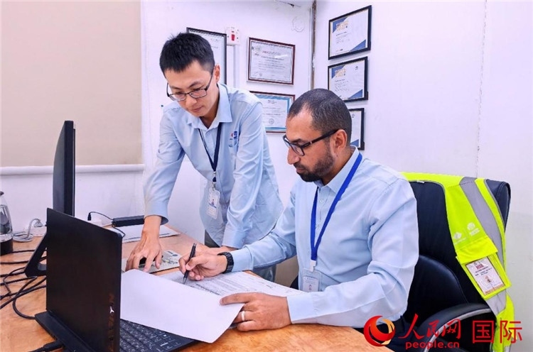 中外員工共同跟進項目進展。人民網(wǎng)記者 管克江攝