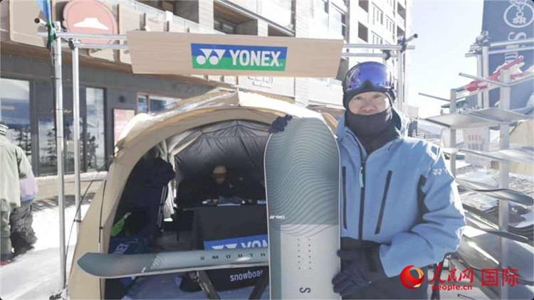 大塚幸博向記者展示滑雪板。人民網(wǎng)記者 袁蒙攝