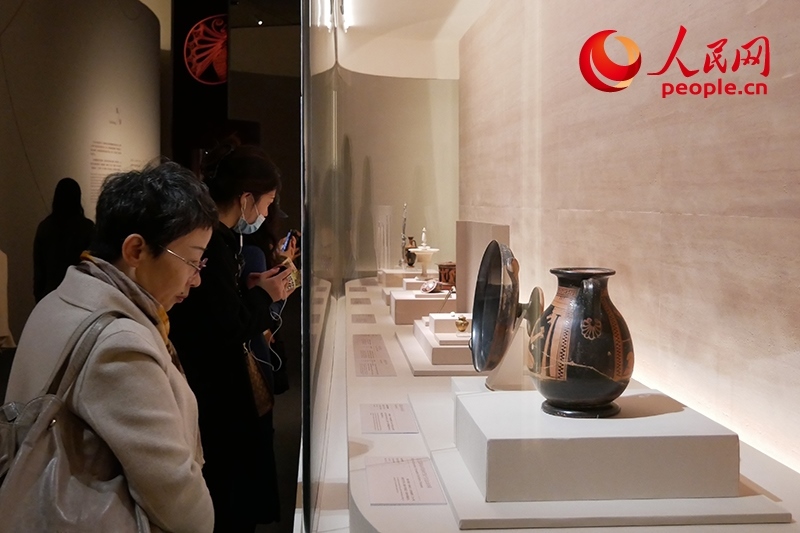 11月13日，觀眾正在國(guó)博參觀“美的多元——古希臘的藝術(shù)與生活”展。人民網(wǎng)記者 韋衍行攝