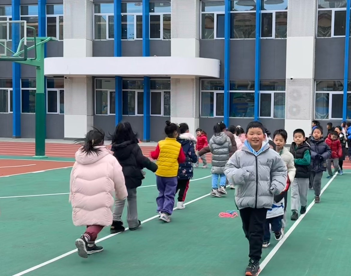 一年級的同學課間跑步 。學校供圖