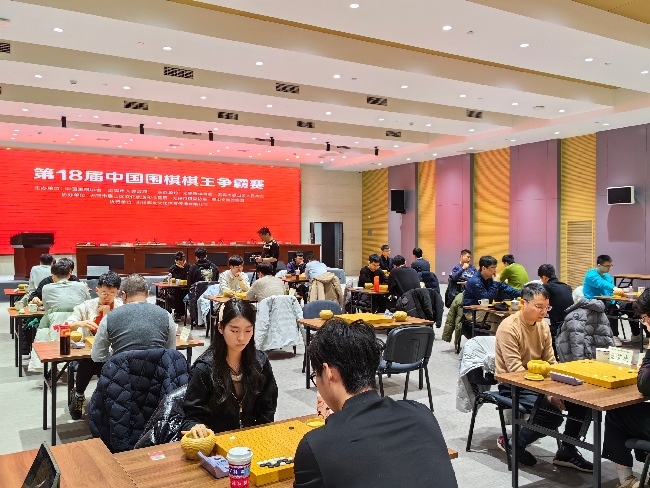 棋手在比賽中。人民網(wǎng)記者 李乃妍攝