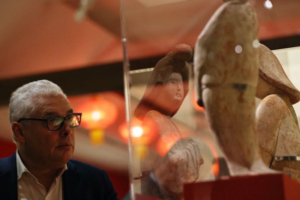 2024年11月18日，在位于法國巴黎的吉美國立亞洲藝術博物館，一名觀眾參觀“中國·唐——一個多元開放的朝代（7至10世紀）”展覽。新華社記者 高靜 攝